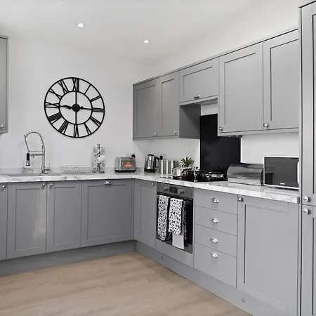 Beautiful House With Private Garden - Mycityhaven *