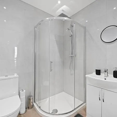 Beautiful House With Private Garden - Mycityhaven *