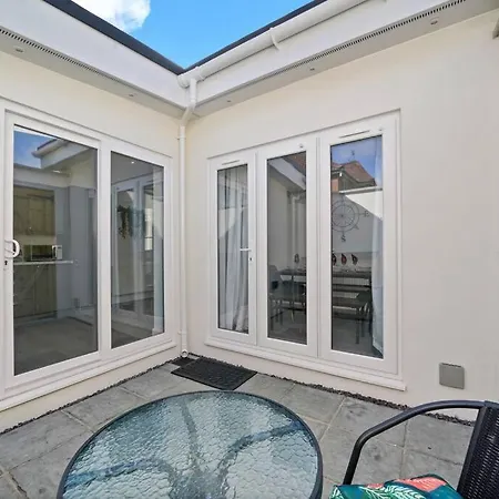 Beautiful House With Private Garden - Mycityhaven Holiday home *