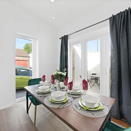 Дом отдыха Beautiful House With Private Garden - Mycityhaven *