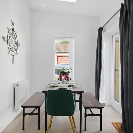 Beautiful House With Private Garden - Mycityhaven