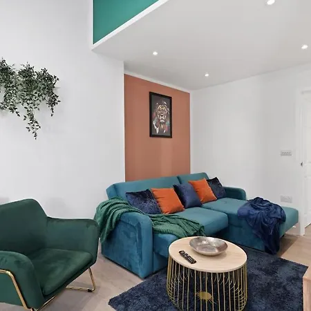 Beautiful House With Private Garden - Mycityhaven Holiday home