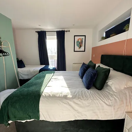 Beautiful House With Private Garden - Mycityhaven