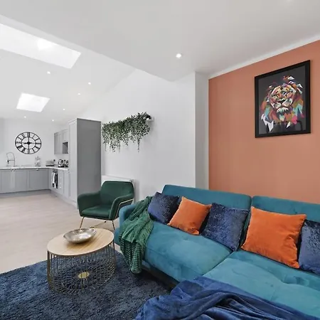 Beautiful House With Private Garden - Mycityhaven Hébergement de vacances *